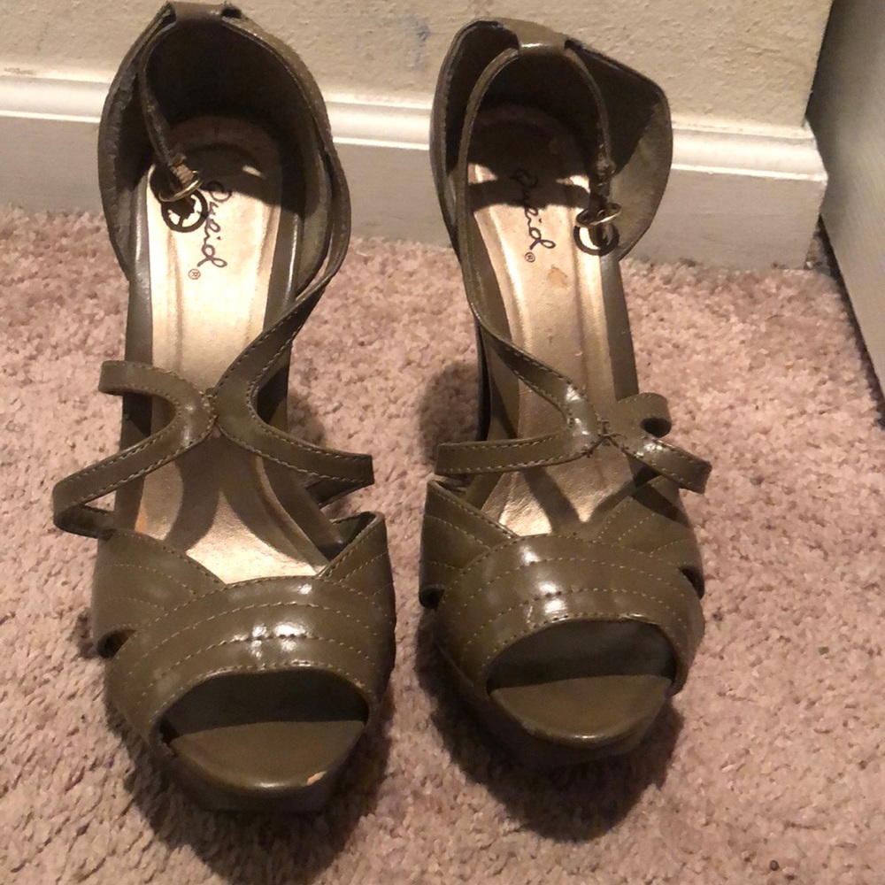 Platform heel. Olive green.